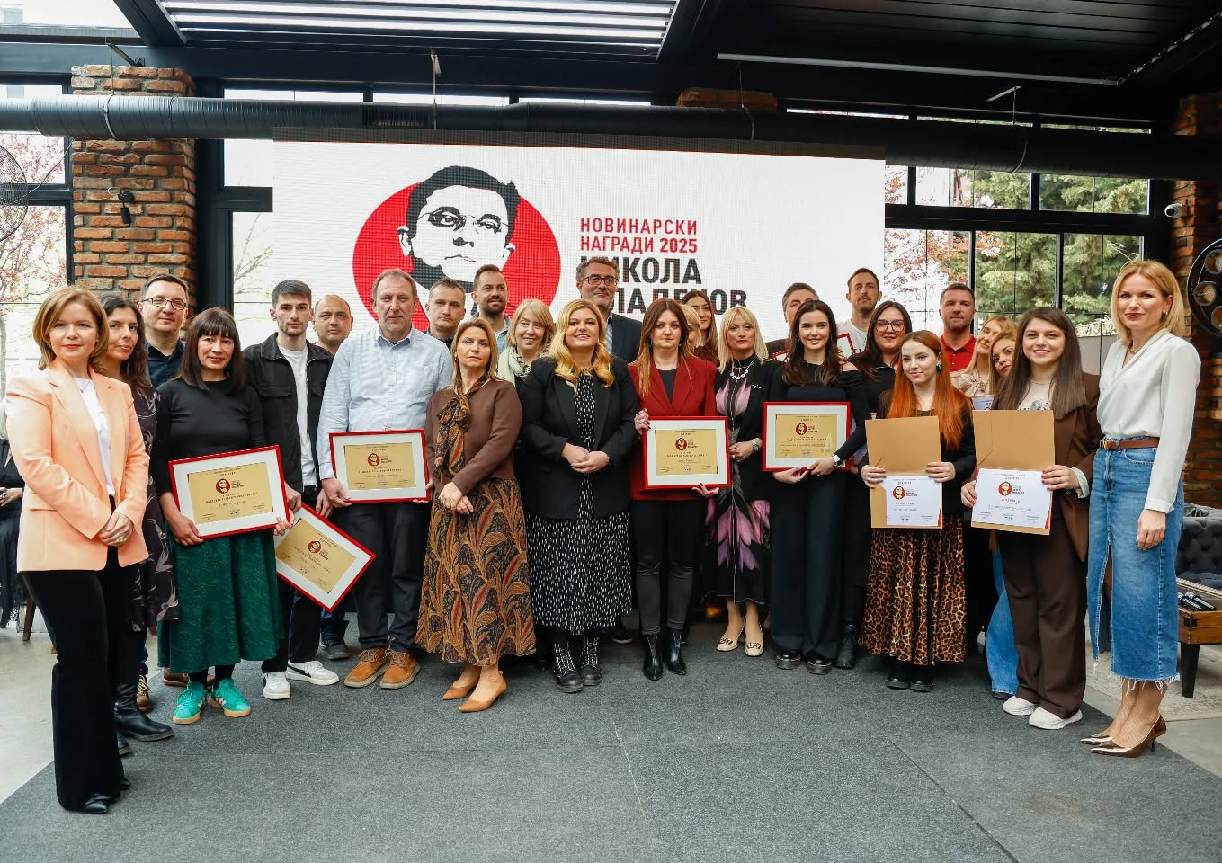 групна фотографија од наградени новинари за истражувачко новинарство награда „Никола Младенов“