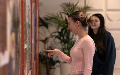 Атмосфера од изложбата „Осмели се, инспирирај, промени“ во Струга, посветено на политичкиот интегритет - онлајн галерија