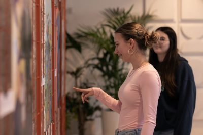 Атмосфера од изложбата „Осмели се, инспирирај, промени“ во Струга, посветено на политичкиот интегритет - онлајн галерија