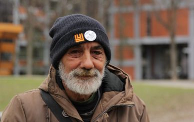 Портретна фотографија на Иштван Фаркаш, продавач на српското улично списание „Лицеулице“ во Нови Сад