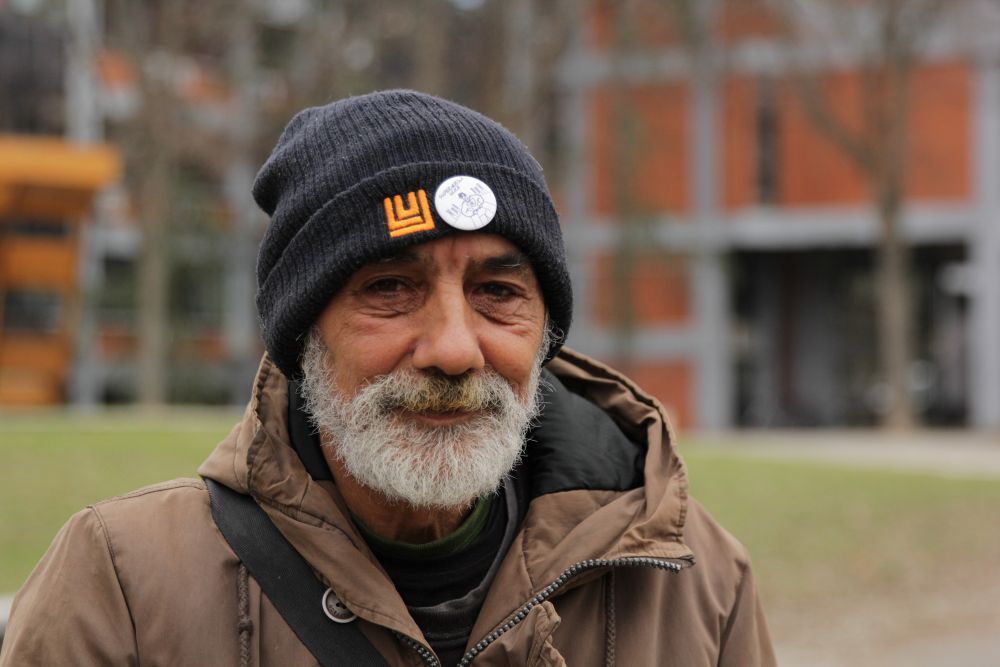 Портретна фотографија на Иштван Фаркаш, продавач на српското улично списание „Лицеулице“ во Нови Сад