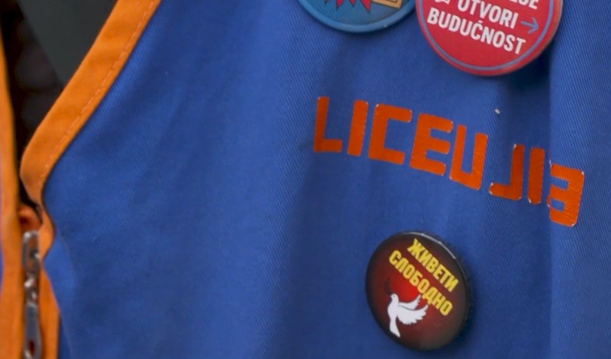 „Да се живее слободно“ -напис на беџ на униформата на Иштван