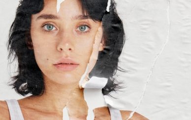 Двојна виктимизација - фотографија со жена на испокината хартија