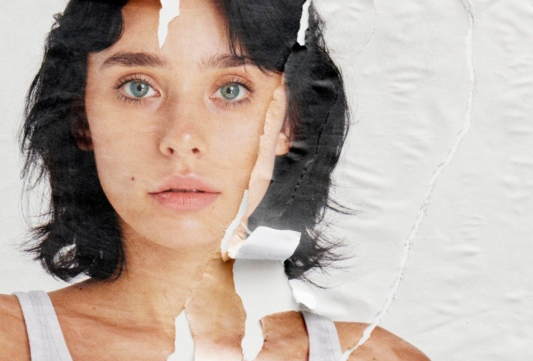 Двојна виктимизација - фотографија со жена на испокината хартија