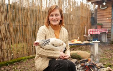 Роза фотографирана со кокошка од нејзиното селско домаќинство во селото Умин Дол