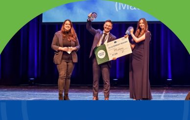 Фотографија од млади кои добиле награда за иновативни идеи - стартап