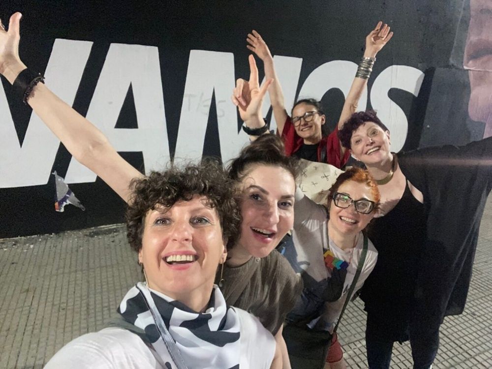 заедничка фотографија на Викторија со другарките на патувањето за кое пишува во блогот - обука што ја заслужуваш