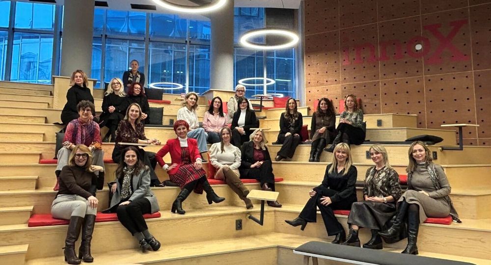 Група жени во затворен простор кои учествуваат на Лидерската програма за жени со влијание обука што ја заслужуваш