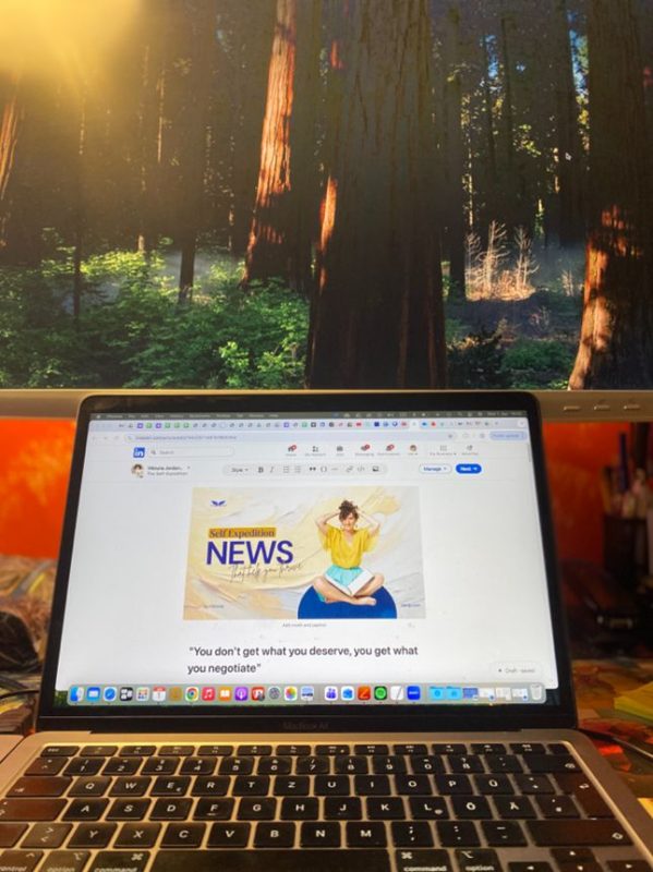 Отворен лаптоп, на кој се гледа блогот на Виторија. Во позадина има шума - обука што ја заслужуваш